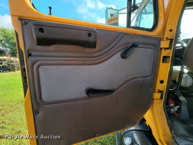 image for item KQ9204 2002 International 4900  Crew Cab dump truck