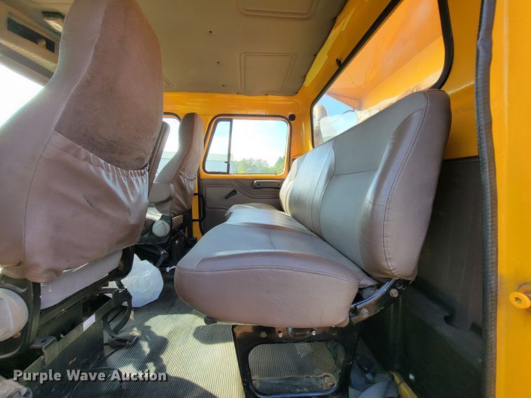 image for item KQ9204 2002 International 4900  Crew Cab dump truck