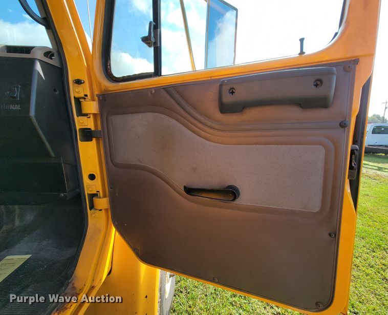 image for item KQ9204 2002 International 4900  Crew Cab dump truck