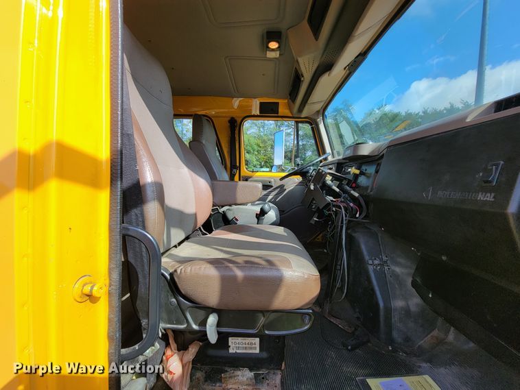 image for item KQ9204 2002 International 4900  Crew Cab dump truck