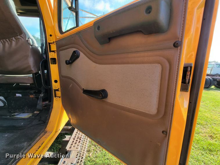 image for item KQ9204 2002 International 4900  Crew Cab dump truck