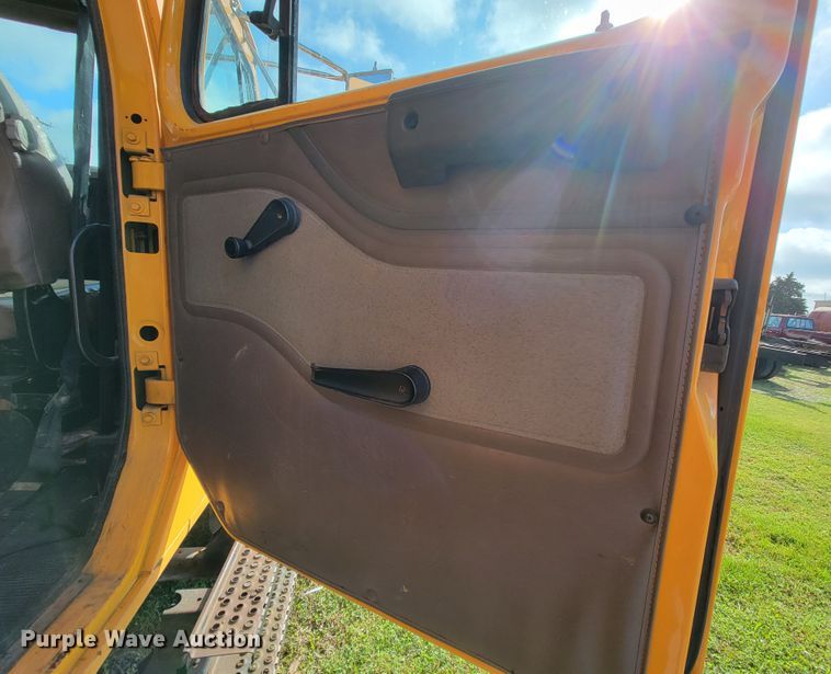 image for item KQ9204 2002 International 4900  Crew Cab dump truck