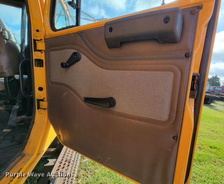 image for item KQ9204 2002 International 4900  Crew Cab dump truck