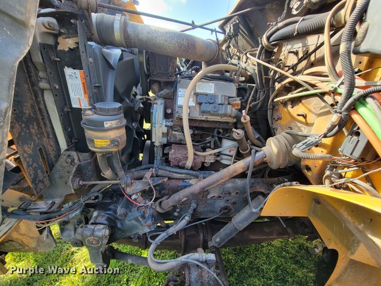 image for item KQ9204 2002 International 4900  Crew Cab dump truck