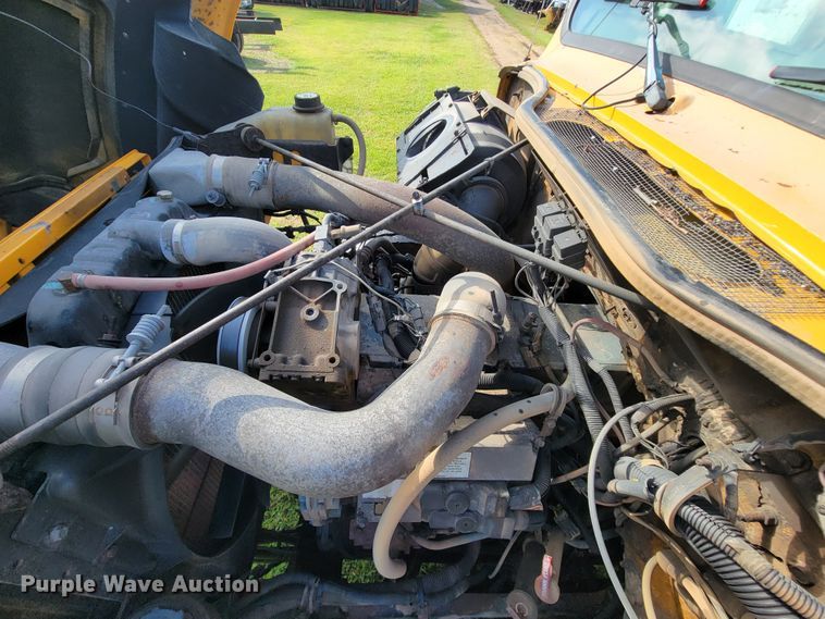 image for item KQ9204 2002 International 4900  Crew Cab dump truck