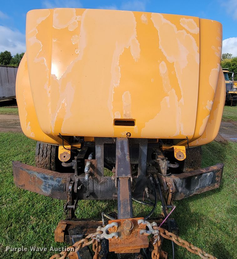 image for item KQ9204 2002 International 4900  Crew Cab dump truck