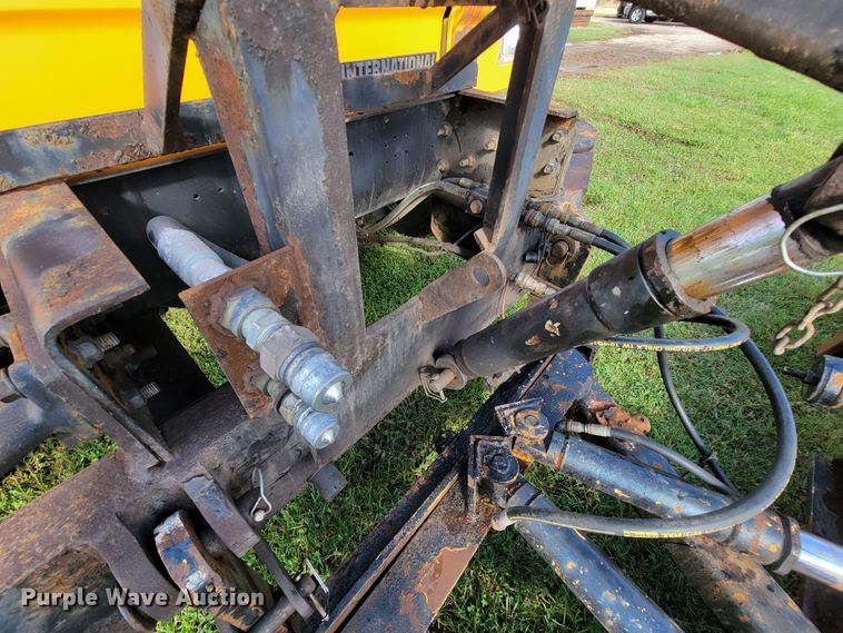 image for item KQ9204 2002 International 4900  Crew Cab dump truck