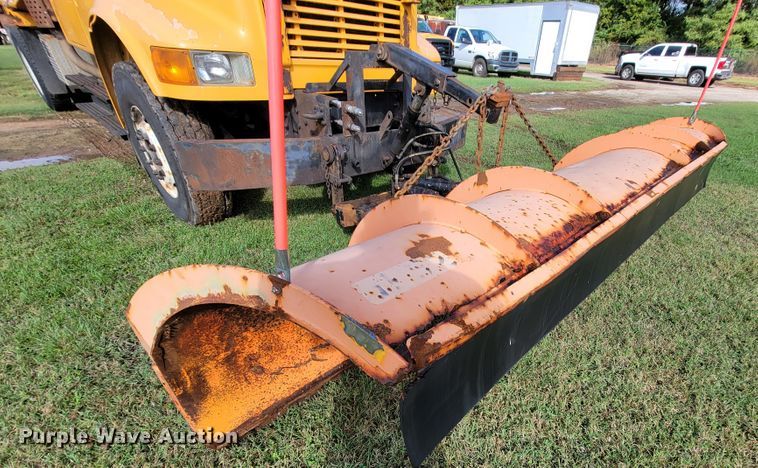 image for item KQ9204 2002 International 4900  Crew Cab dump truck