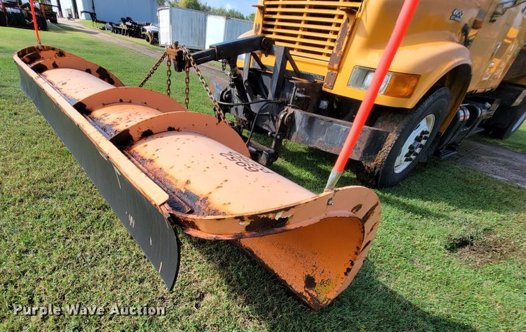 image for item KQ9204 2002 International 4900  Crew Cab dump truck