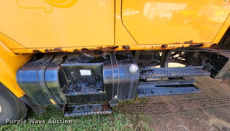 image for item KQ9204 2002 International 4900  Crew Cab dump truck