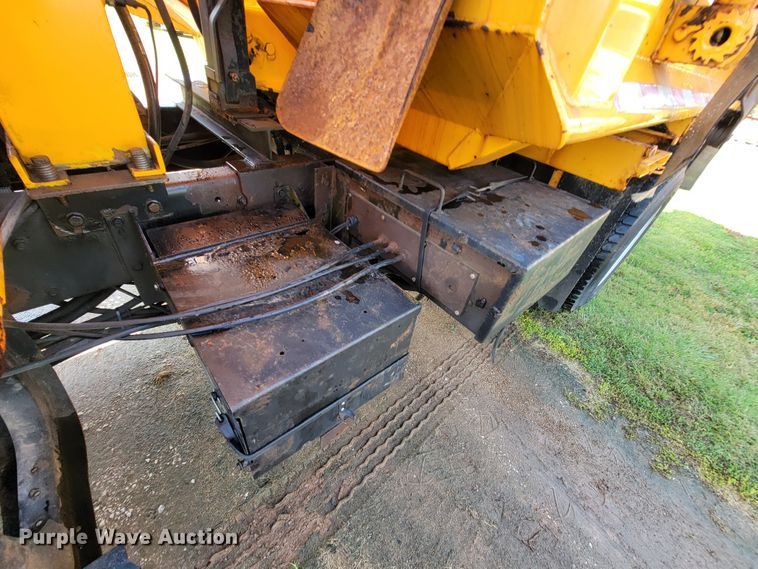 image for item KQ9204 2002 International 4900  Crew Cab dump truck