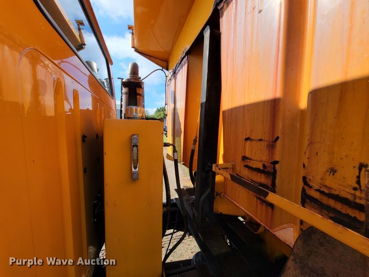 image for item KQ9204 2002 International 4900  Crew Cab dump truck