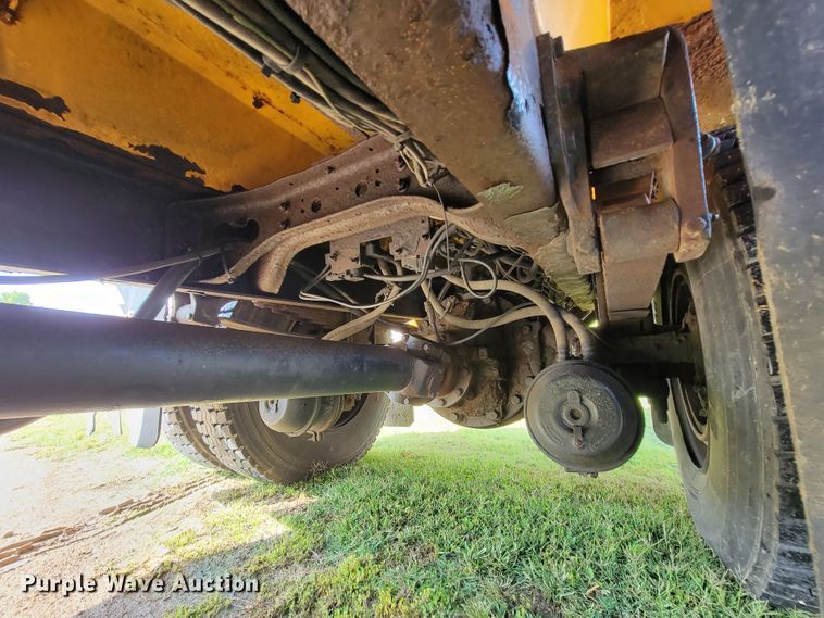 image for item KQ9204 2002 International 4900  Crew Cab dump truck