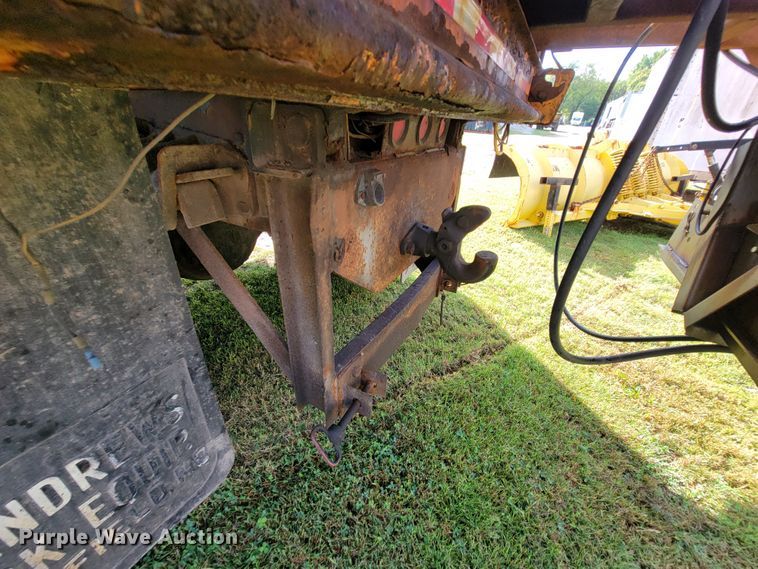 image for item KQ9204 2002 International 4900  Crew Cab dump truck