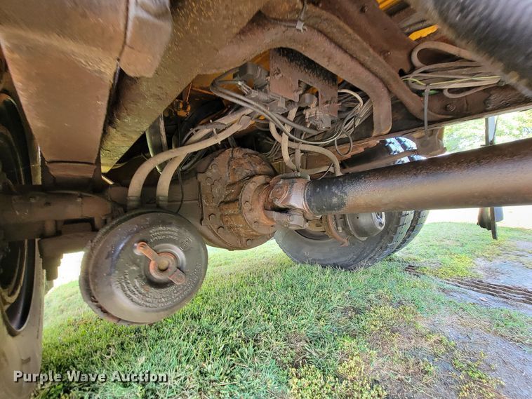 image for item KQ9204 2002 International 4900  Crew Cab dump truck