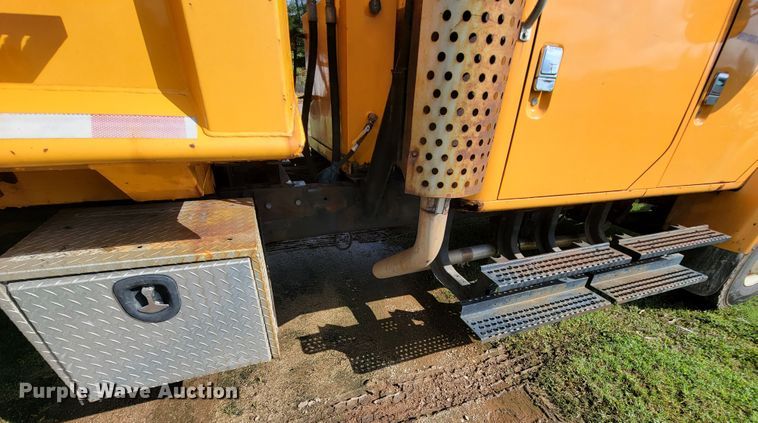 image for item KQ9204 2002 International 4900  Crew Cab dump truck