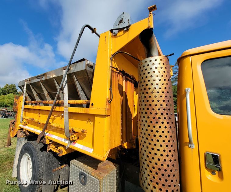 image for item KQ9204 2002 International 4900  Crew Cab dump truck