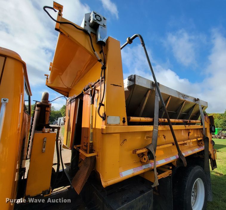 image for item KQ9204 2002 International 4900  Crew Cab dump truck