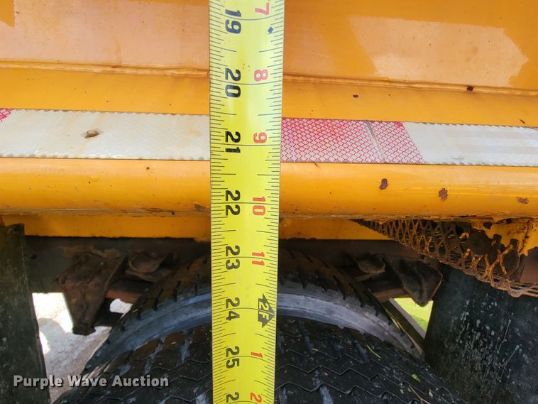 image for item KQ9204 2002 International 4900  Crew Cab dump truck