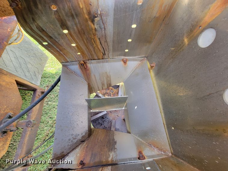 image for item KQ9204 2002 International 4900  Crew Cab dump truck