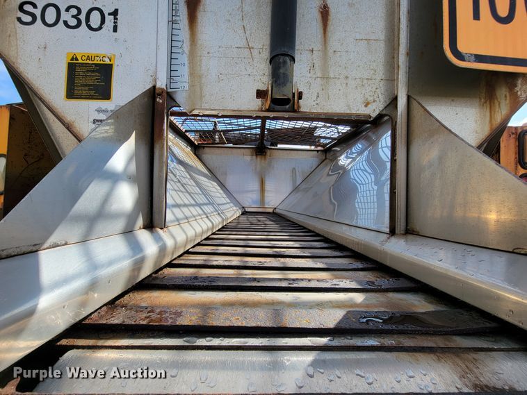 image for item KQ9204 2002 International 4900  Crew Cab dump truck