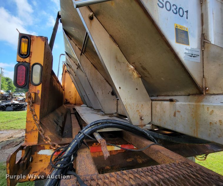 image for item KQ9204 2002 International 4900  Crew Cab dump truck