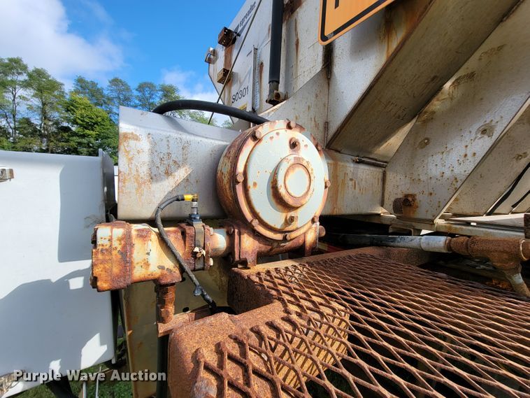 image for item KQ9204 2002 International 4900  Crew Cab dump truck