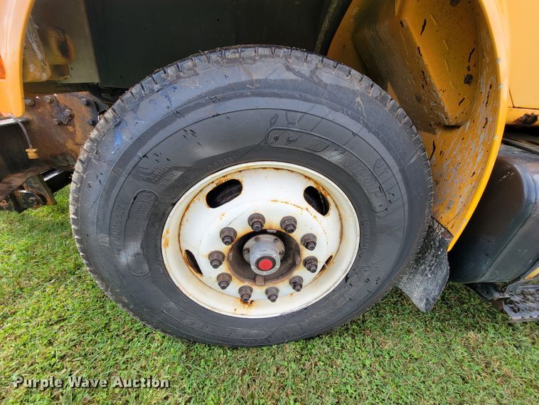 image for item KQ9204 2002 International 4900  Crew Cab dump truck