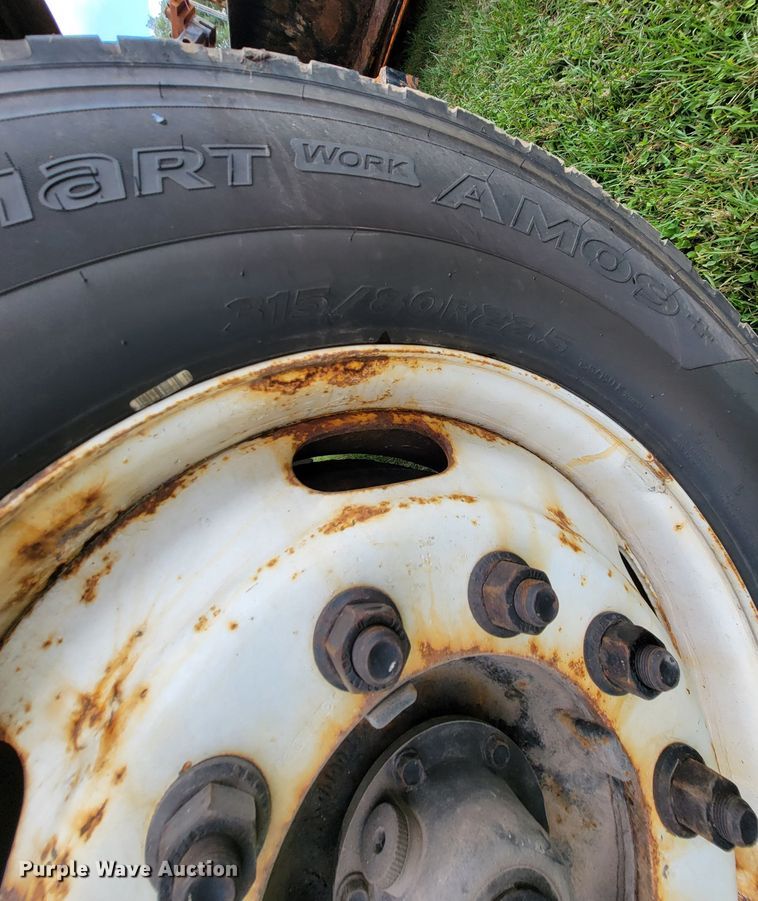 image for item KQ9204 2002 International 4900  Crew Cab dump truck