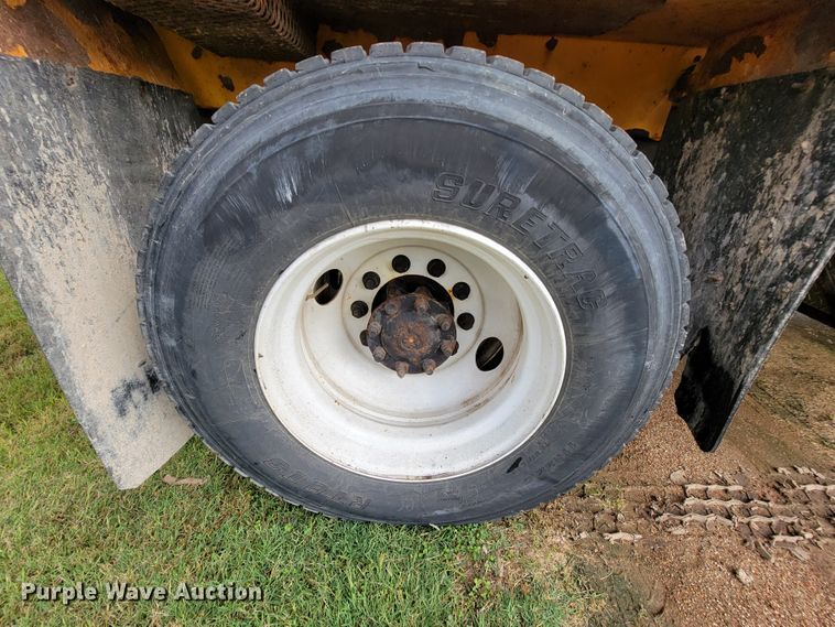 image for item KQ9204 2002 International 4900  Crew Cab dump truck