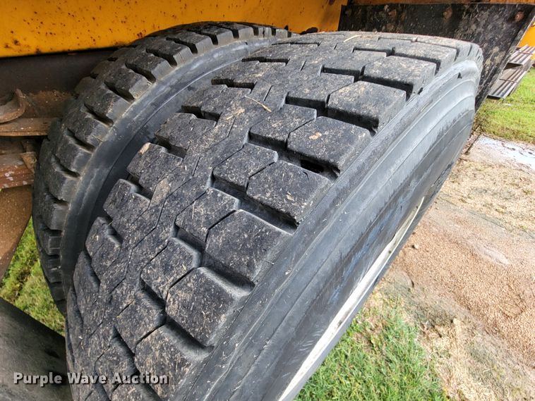 image for item KQ9204 2002 International 4900  Crew Cab dump truck