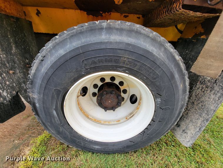 image for item KQ9204 2002 International 4900  Crew Cab dump truck