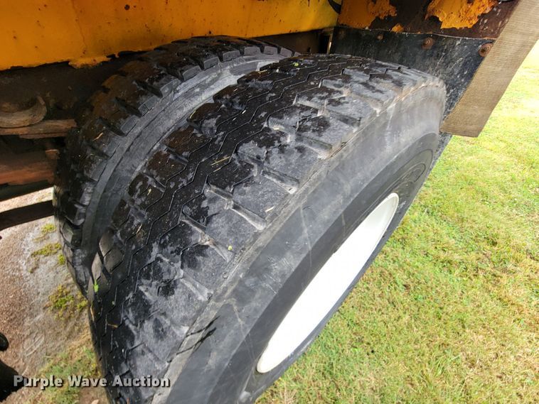 image for item KQ9204 2002 International 4900  Crew Cab dump truck