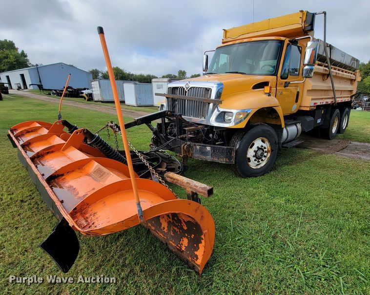 image for item KQ9205 2005 International 7400  dump truck