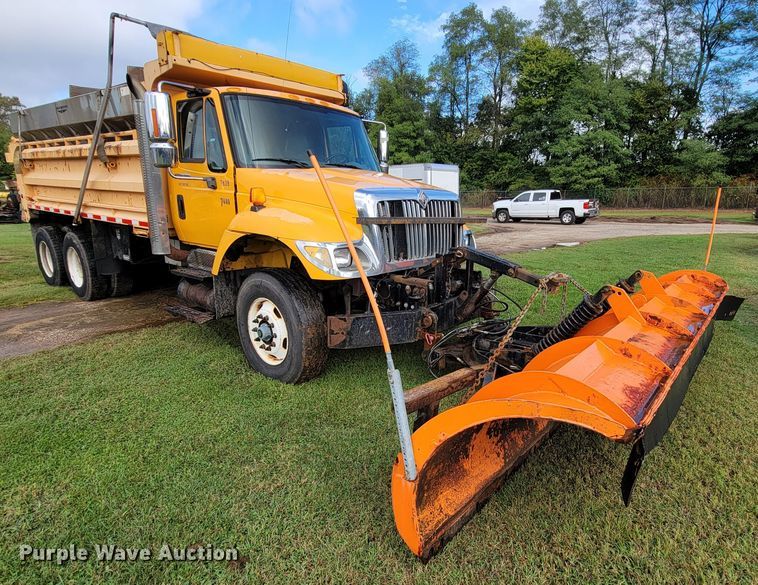 image for item KQ9205 2005 International 7400  dump truck