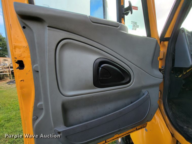 image for item KQ9205 2005 International 7400  dump truck