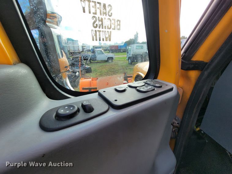 image for item KQ9205 2005 International 7400  dump truck