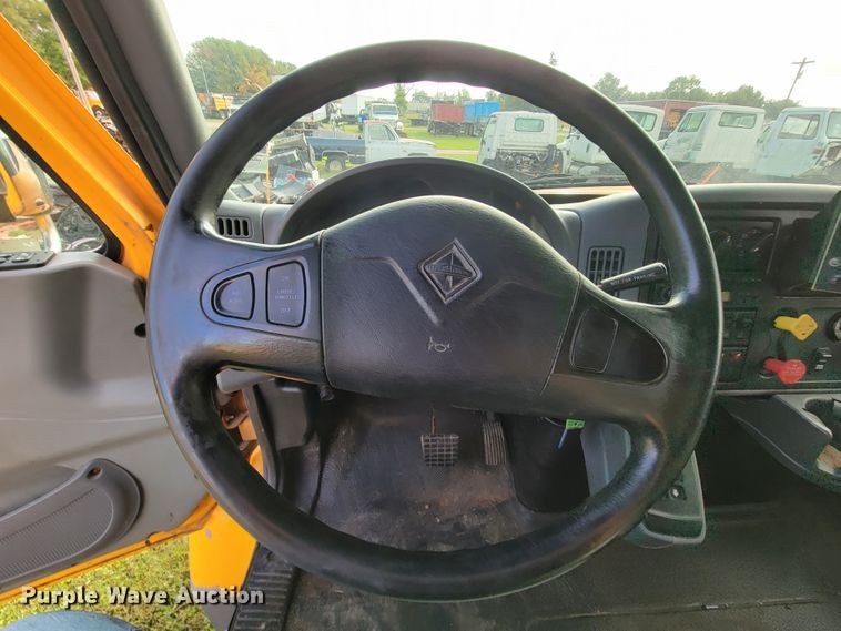 image for item KQ9205 2005 International 7400  dump truck