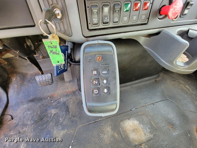 image for item KQ9205 2005 International 7400  dump truck