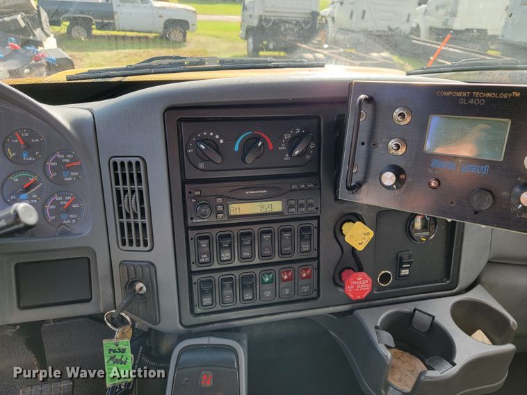 image for item KQ9205 2005 International 7400  dump truck