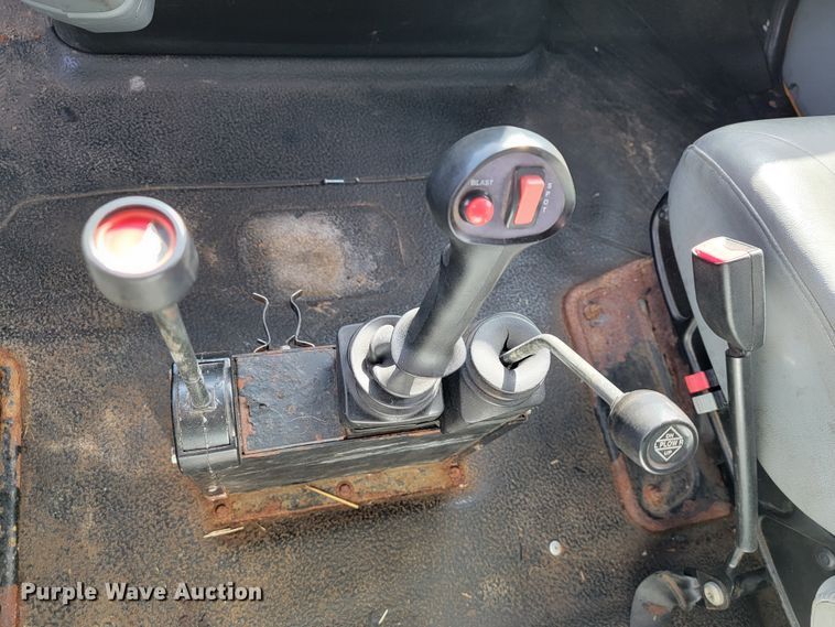 image for item KQ9205 2005 International 7400  dump truck