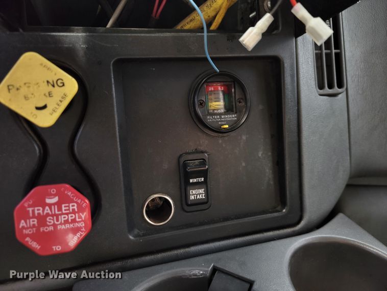 image for item KQ9205 2005 International 7400  dump truck