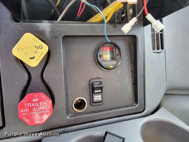 image for item KQ9205 2005 International 7400  dump truck