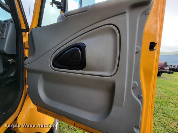 image for item KQ9205 2005 International 7400  dump truck