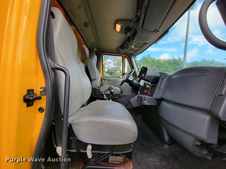 image for item KQ9205 2005 International 7400  dump truck