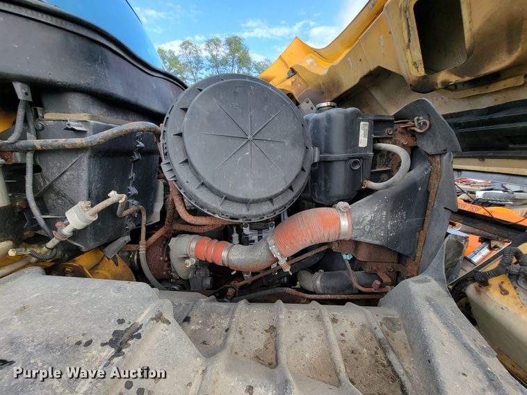 image for item KQ9205 2005 International 7400  dump truck