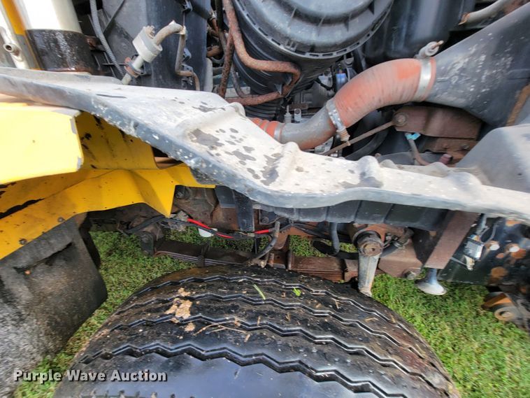 image for item KQ9205 2005 International 7400  dump truck