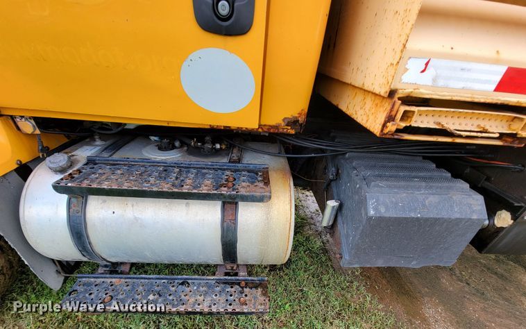 image for item KQ9205 2005 International 7400  dump truck