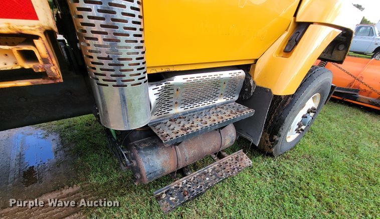 image for item KQ9205 2005 International 7400  dump truck