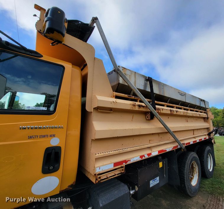 image for item KQ9205 2005 International 7400  dump truck